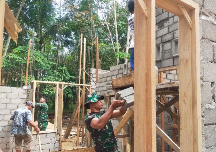 Satgas TMMD Kodim 0302/Inhu-Kuansing Penuh Keahtian Saat Pemasangan Batako Dinding RTLH