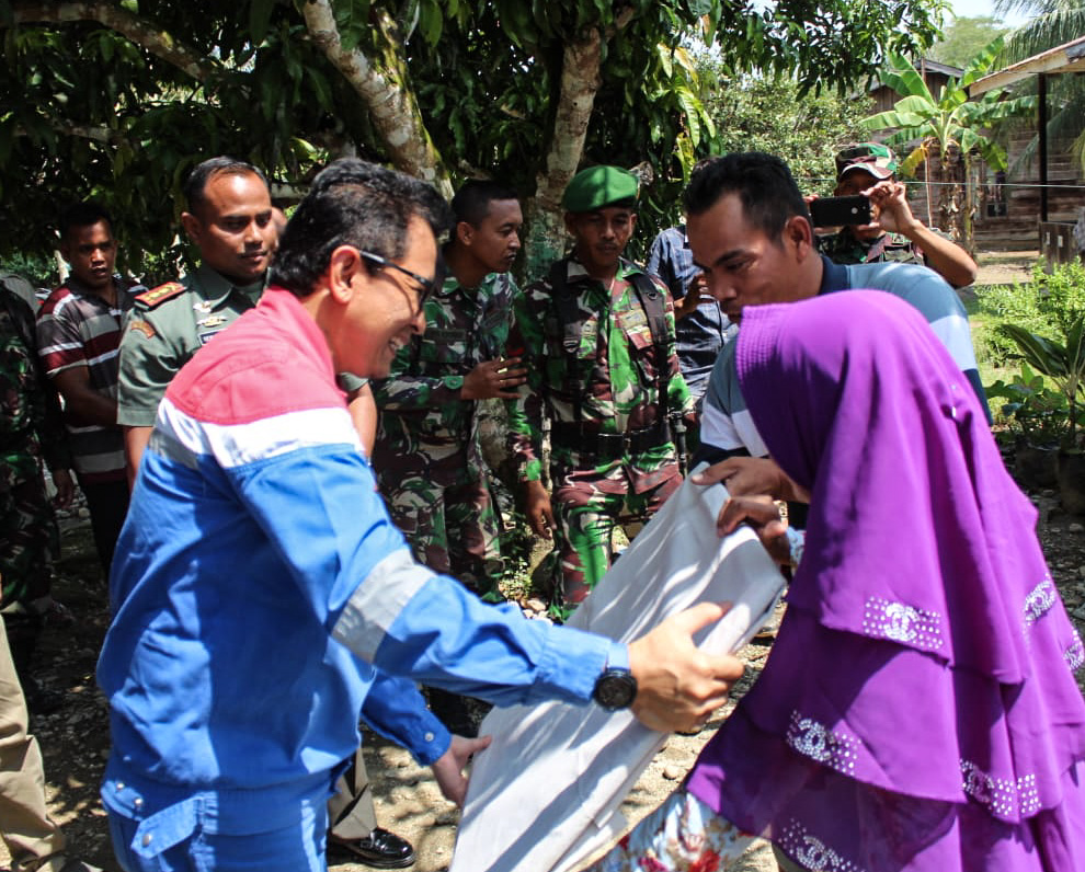 Dandim 0117/Atam Bersama Pertamina Serahkan Bantuan Kemensos RI