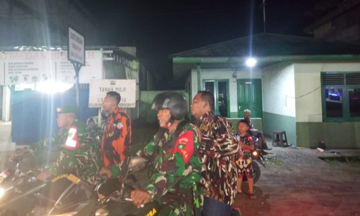 Ciptakan Kondisi Aman Personil Koramil 01/Rengat Bersama Ormas Lakukan Patroli Gedung Pemerintahan