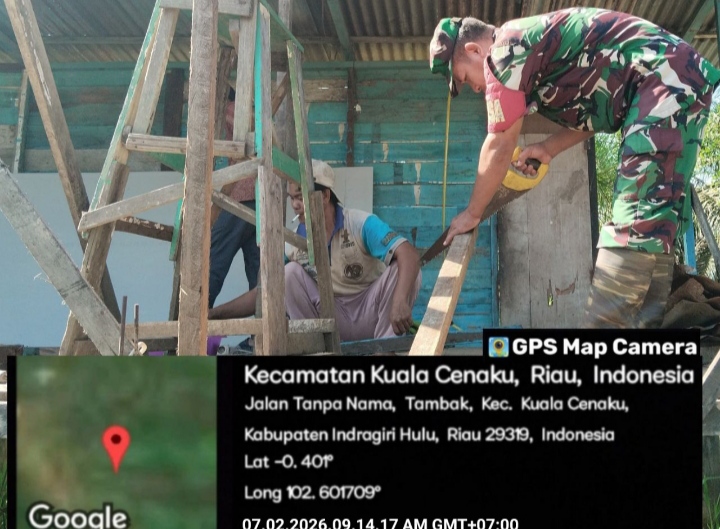 Bangun Rumah , Babinsa Ajak Warga Goro Kerjakan Dapur Rumah Salah Satu Masyarakat