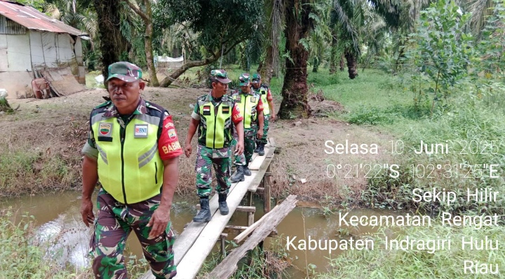 Cegah Dampak Buruk Terhadap Karhutla Babinsa Koramil 01/Rengat Lakukan Patroli.