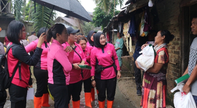 Ketua PD Bhayangkari Sumut Kunjungi Masyarakat Terdampak Banjir di Tebingtinggi