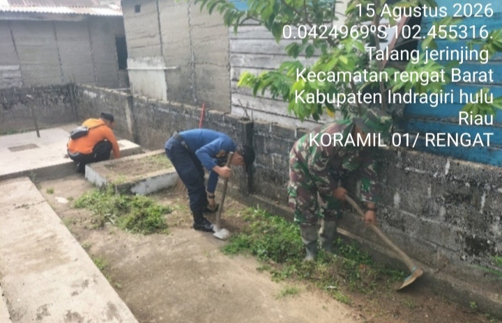 Lakukan Karya Bhakti Babinsa Bersama KPBD dan Warga Bersihkan Musala