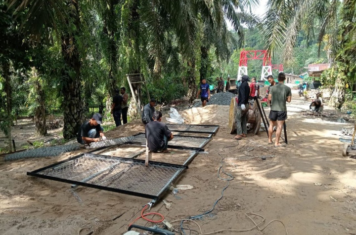Personel Kodim 0302/Inhu Bangun Jembatan Gantung Perintis Garuda di Rantau Langsat Permudah Masyarakat