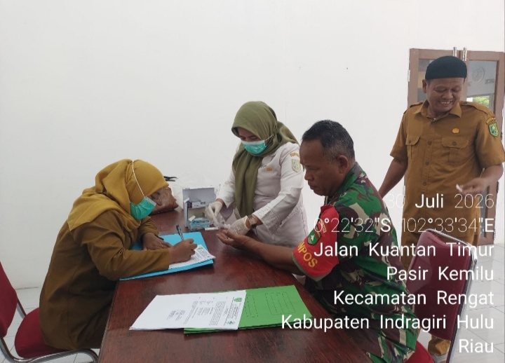 Babinsa Serka Sakimin Dukung Pemeriksaan Kesehatan Masyarakat Bersama Puskesmas