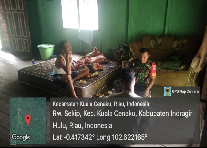 Babinsa Laksanakan Kegiatan Komsos Dan Anjangsana Di Rumah Warga Desa Binaan