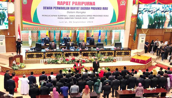 Ma'mun Solikhin dan Eet Pimpinan Sementara Pelantikan 65 Anggota DPRD Riau Masa Jabatan 2024-2029