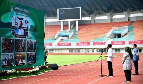 Presiden Tinjau Vaksinasi Massal Bagi Masyarakat di Stadion Pakansari