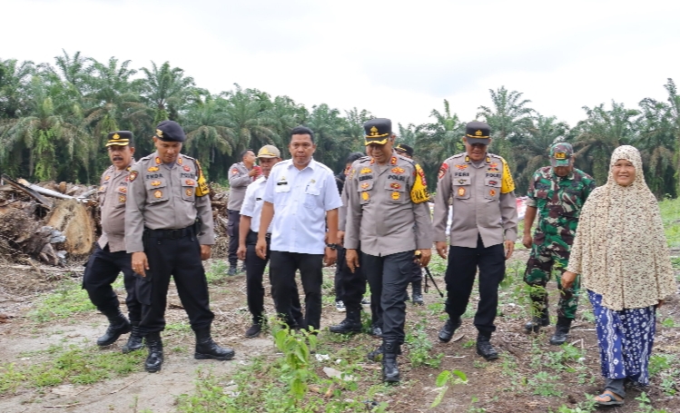 Kapolres Tebing Tinggi Cek Lahan Ketahanan Pangan Saat Kunjungan ke Polsek Sipispis