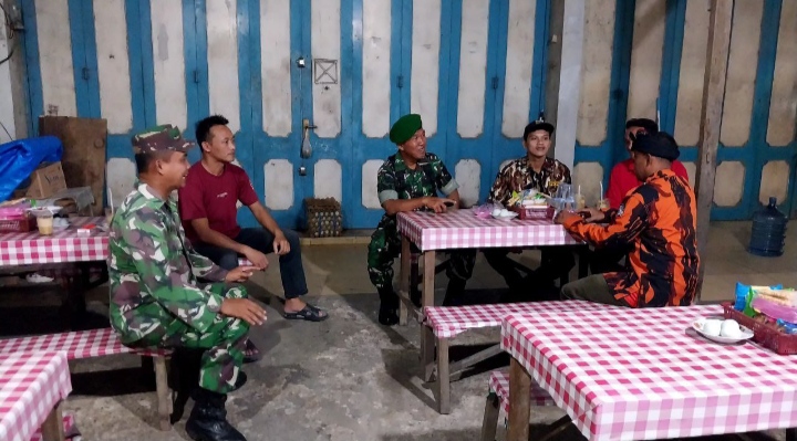 Melalui Patroli Malam, Babinsa Koramil 01/Rengat. Himbau Siskamling Kepada Masyarakat