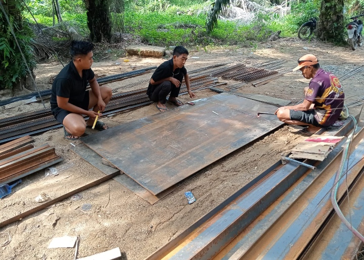 Pembangunan Jembatan Gantung Garuda Terus Berlanjut, Satgas Kodim 0302/Inhu Kerjakan Lantai Jembatan