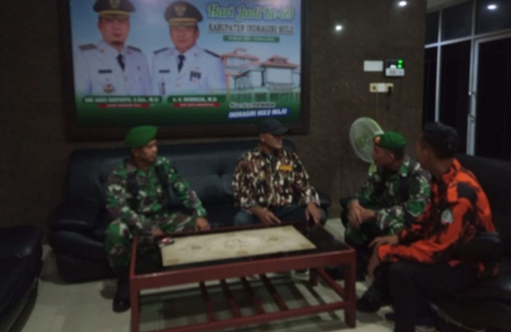 Bersama Ormas, Koramil 01/Rengat Lakukan Patroli Malam