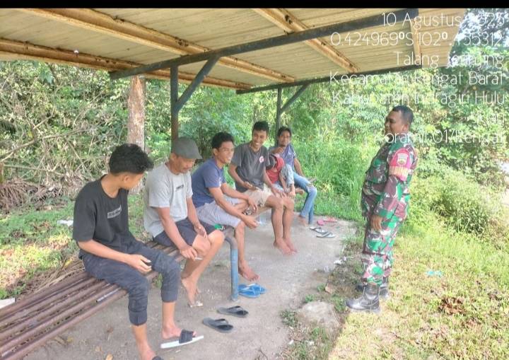 Babinsa Koramil 01/ Rengat Lakukan Komsos Dengan Melaksanakan Sosialisasi Cegah Karhutla Di Desa Binaan