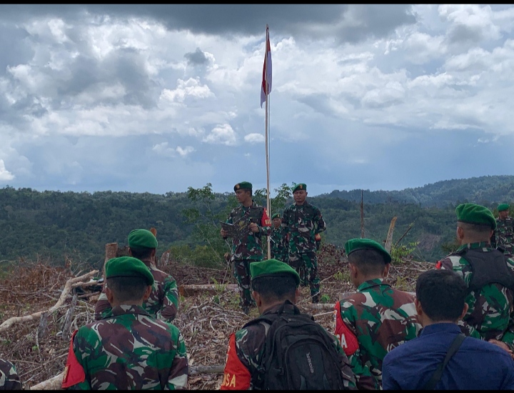 Kibarkan Sang Merah Putih Dipuncak Taman Nasional Bukit 30 Dalam Rangka HUT TNI Ke - 79.