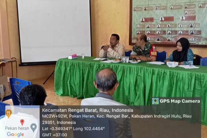 Babinsa dan Ketua PPS Pekan Heran Berikan Arahan Kepada Linmas