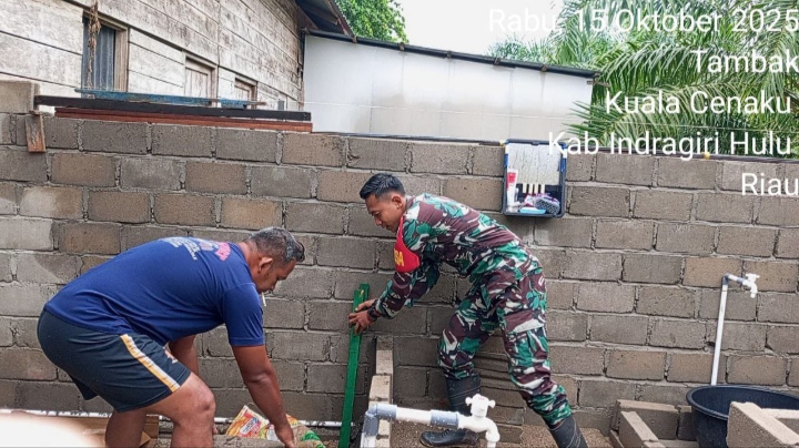 Dengan Jalankan Komsos, Babinsa Turut Membantu Pasang Dinding Rumah Warga