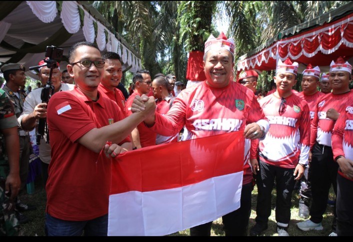 Pengibaran Bendera Merah Putih Di Air Terjun Simonang-Monang Sambut HUT Ke-80 RI