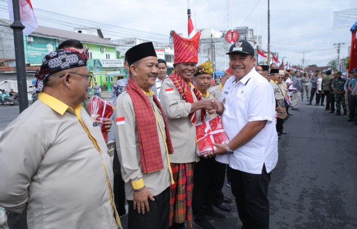 Pemkab Asahan Bagikan Bendera Merah Putih