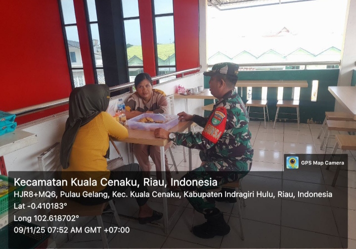 Walau Hari Libur Babinsa Koramil 01/Rengat Tetap Melaksanakan Komsos Dengan Warga Desa Binaan