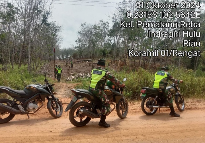 Susuri Lahan Kosong Dan Perkebunan Personil Koramil 01/Rengat Patroli Serta Sosiallisasi di Kecamatan Rengat Barat