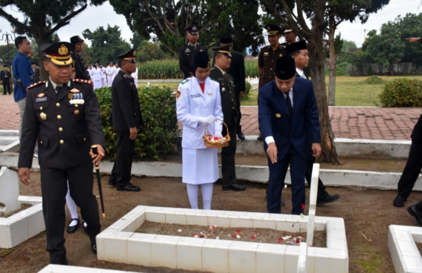 Peringati Hari Pahlawan, Pemko Tebingtinggi Ziarah ke TMP dan Upacara Bendera