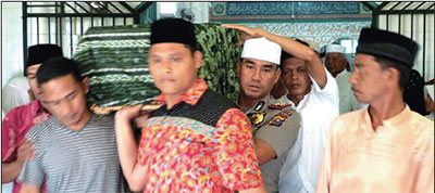 Kapolres Ikut Usung Jenazah