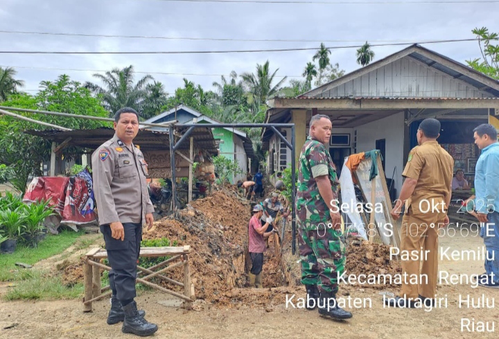 Agar Berguna Bagi Masyarakat Banyak Babinsa Dampingi Kades Cek Pembangunan Desa
