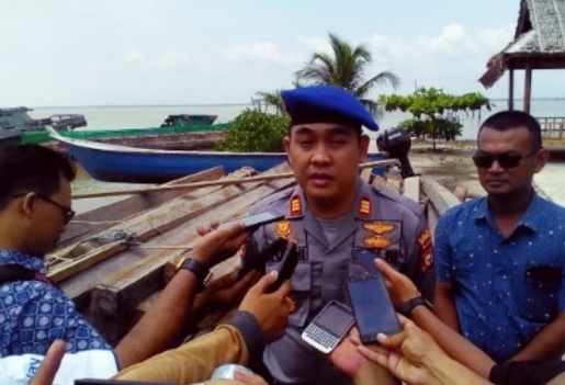 Kapal Muatan Kayu Sitaan Satpol Air Bengkalis Pecah Dihantam Badai