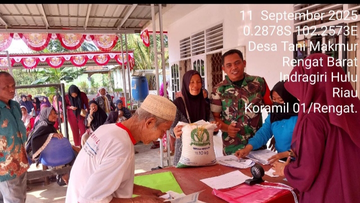 Peran Aktif Babinsa Dampingi Penyaluran Beras Dari Bulog Kepada Warga DesaTani Makmur.