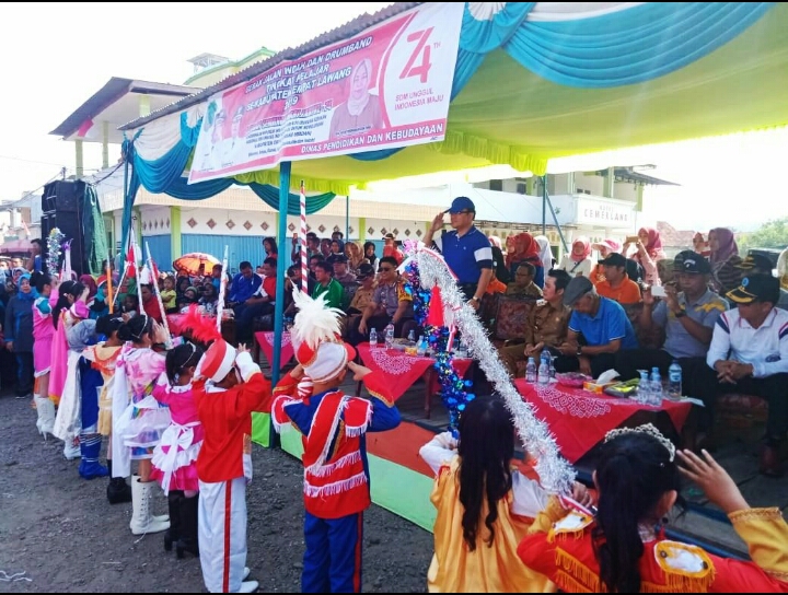 BUPATI DAN WAKIL TETAP SEMANGAT MENYAKSIKAN LOMBA GERAK JALAN