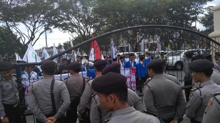 Unjuk Rasa ke Mapolda Riau, BEM UIR Pekanbaru Kecam SP3 Kasus Karlahut