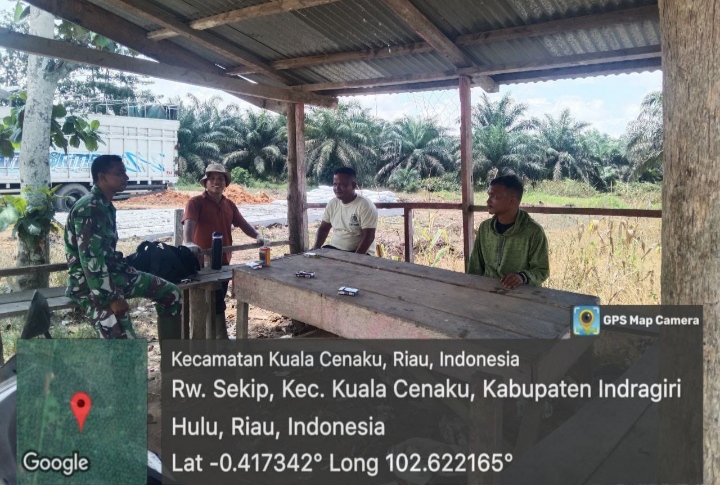 Melalui Komsos, Babinsa Berinteraksi Dengan Pemuda Desa Binaan U tuk Jalin Kedekatan Dan Silahtuhrahmi