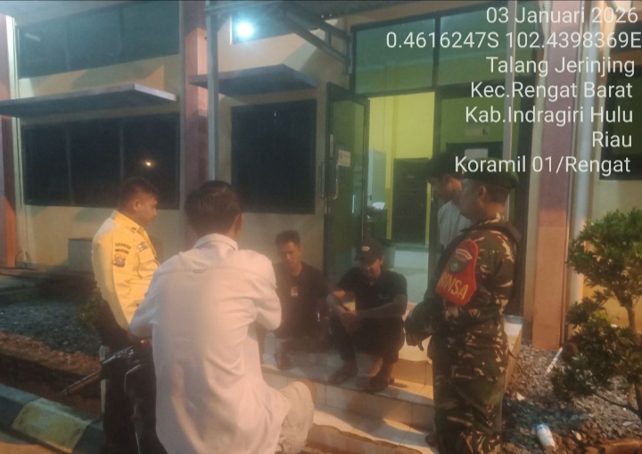 Babinsa Bersama Petugas Keamanan Datangi Area Gardu Induk PLN Wilayah Rengat Guna Pastikan Situasi Aman Dengan Patroli Malam.