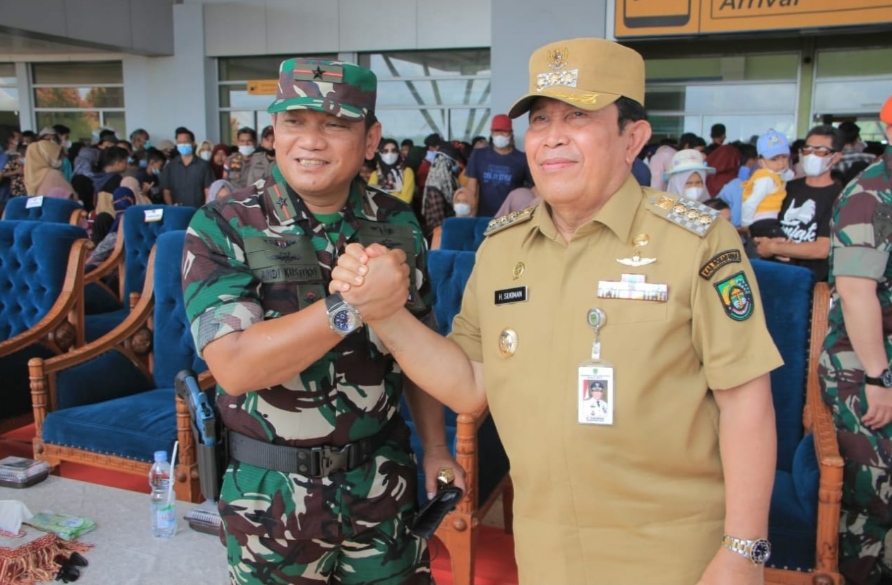 H Sukiman Saksikan Latihan Terjun Payung Batalyon 462 Kopasgat
