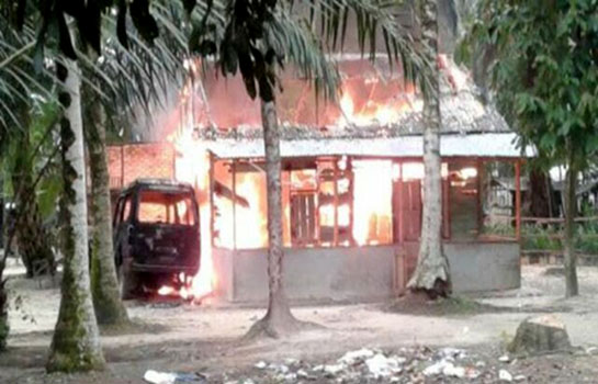 Rumah dan Kendaraan Oknum Guru Ngaji di Bakar Masa