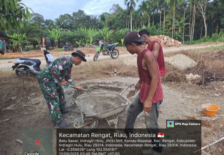 Tetap Dibangun Sinergi Antara TNI Bersama Rakyat,Babinsa Bantu Warga Bangun Pondasi Rumah
