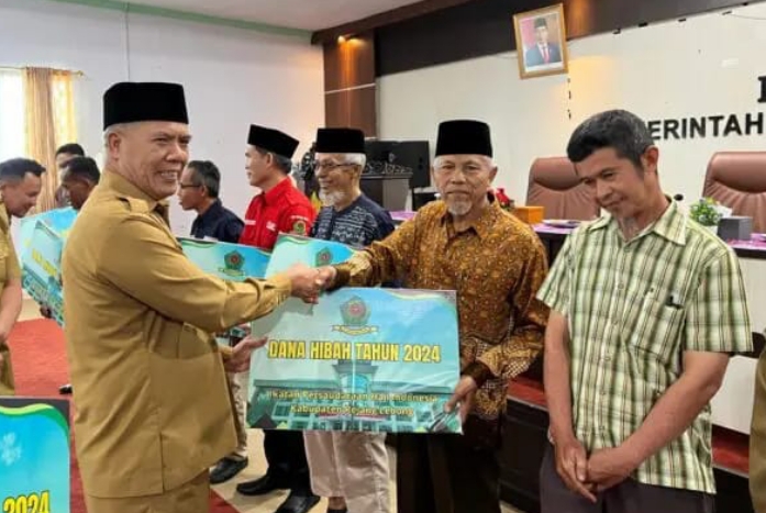 Bupati Salurkan Bantuan Dana Hibah kepada 16 Penerima