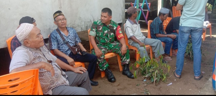 Turut Bersuka Babinsa Koramil 01/Rengat Kodim 0302/inhu Melayat di Salah Satu Rumah Warga Binaan.