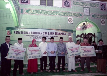 Gubernur Bengkulu Serahkan 100 Juta Untuk Pembangunan Masjid