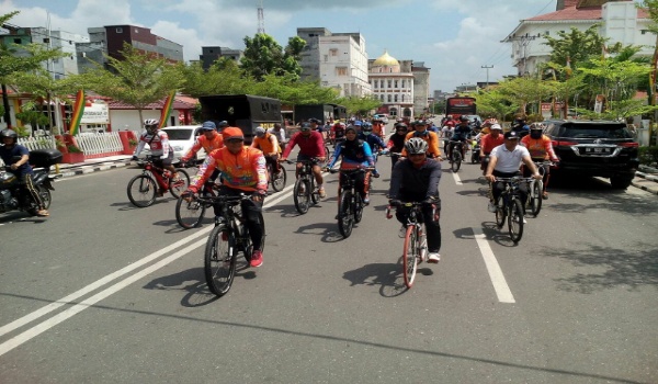 Kapolres Bersilaturahmi Sambil Bersepeda Keliling Kota Bagansiapiapi