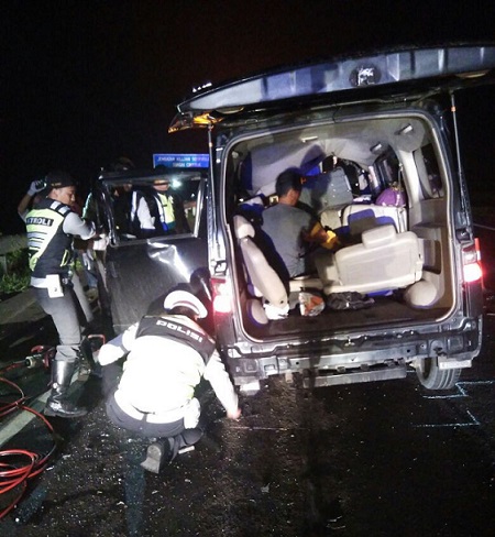 Daihatsu Luxio Tabrak Truk tronton di Tol Cipali, 7 Orang Tewas