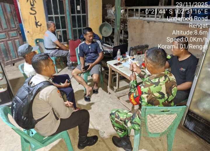 Jaga Lingkungan Desa, Babinsa Ajak Warga Untuk Bekerjasama