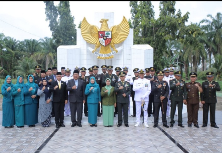 Forkopimda Asahan Peringati Hari Pahlawan Dengan Upacara Dan Ziarah Di TMP Kisaran