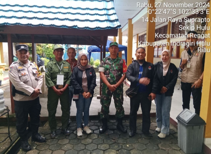 Lakukan Pengamanan Secara Serentak Babinsa Koramil 01/Rengat Laksanakan Pemantauan Pengamanan Di TPS Binaanya.