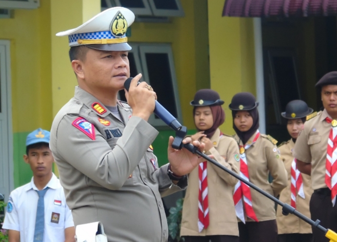 Kasat Lantas Polres Pasaman Menjadi Inspektur Upacara di SMAN 1 Lubuk Sikaping