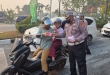 Asap Tebal Selimuti Pekanbaru, Ditlantas Polda Riau Bagikan Ribuan Masker kepada Masyarakat