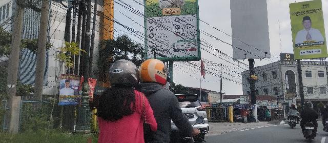 Spanduk Calon Pilkada Di Riau Tergantung Jatuh Ibukota  rusak pemandangan