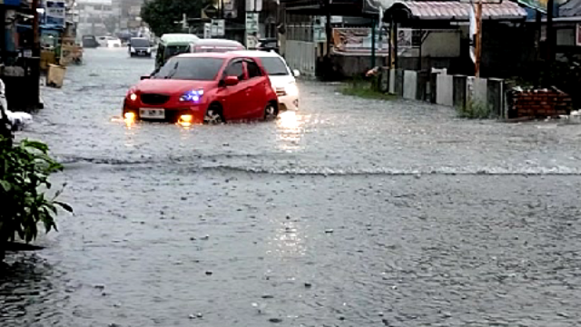 Jalan  Di Tengah Kota Pekanbaru Terendam Banjir