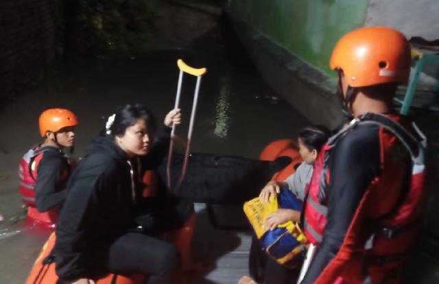 Belasan Korban Banjir di Pekanbaru Selamat