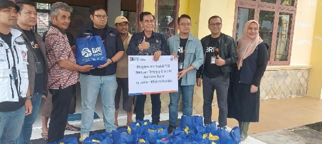 BRI Pekanbaru Menyerahkan Bantuan Korban Banjir Di Meranti Pandak